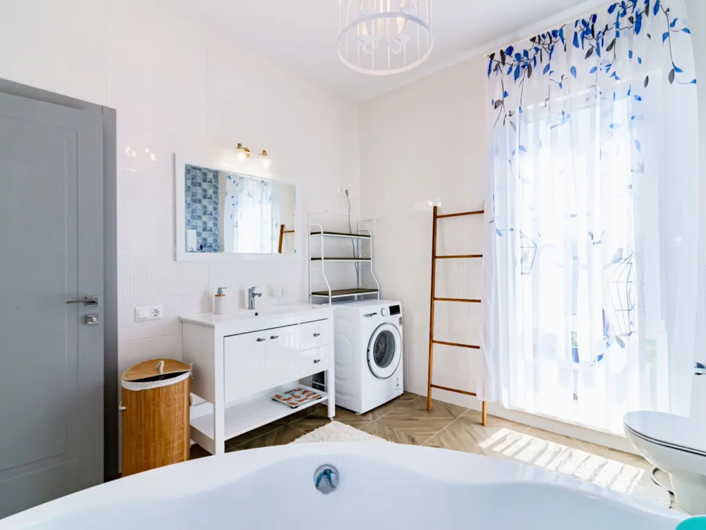 Новый дом с бассейном, сауной и панорамным видом на горы