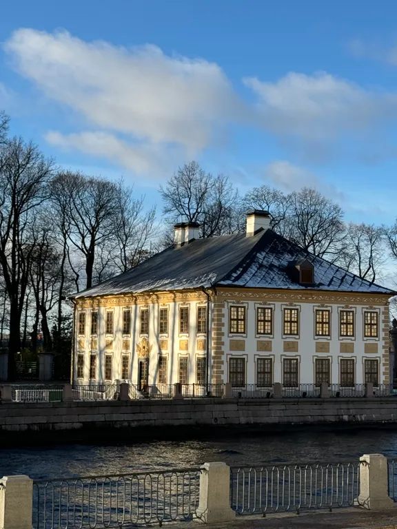 Квартира с видом на Летний сад и дворец Петра I