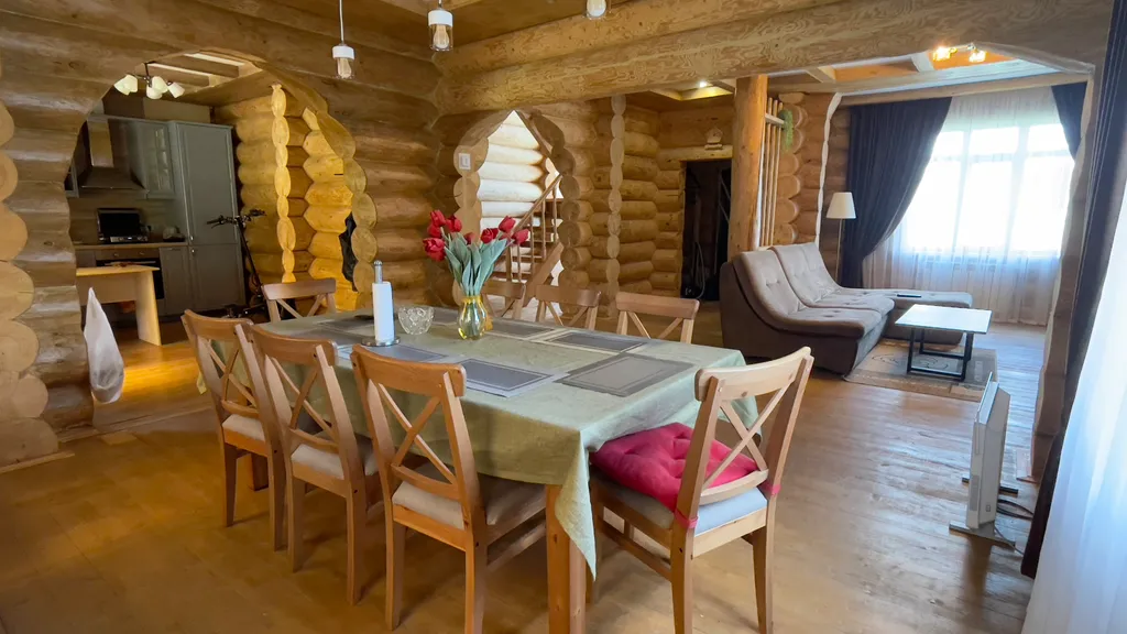 Загородный дом в лесу у реки