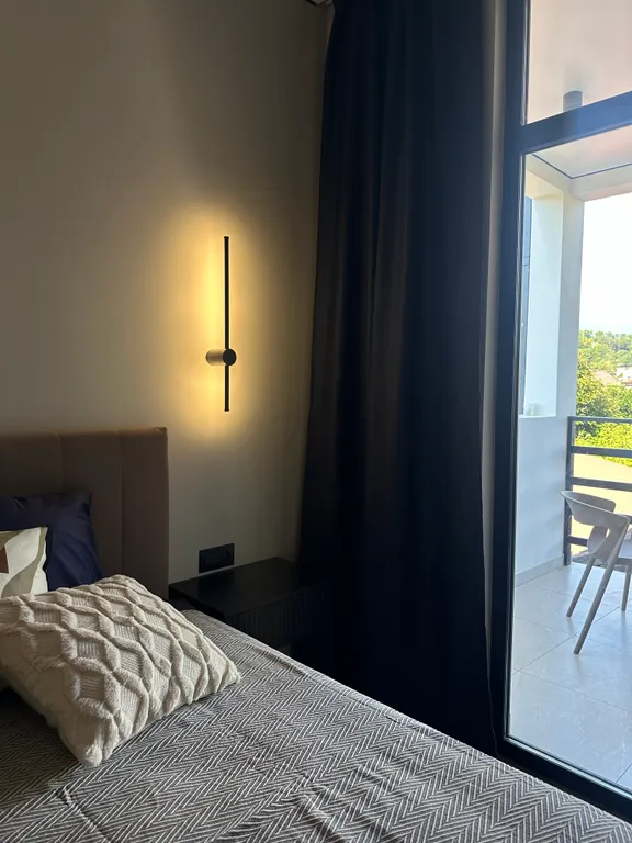 Апартаменты на первой береговой линии с сосновой рощей у моря