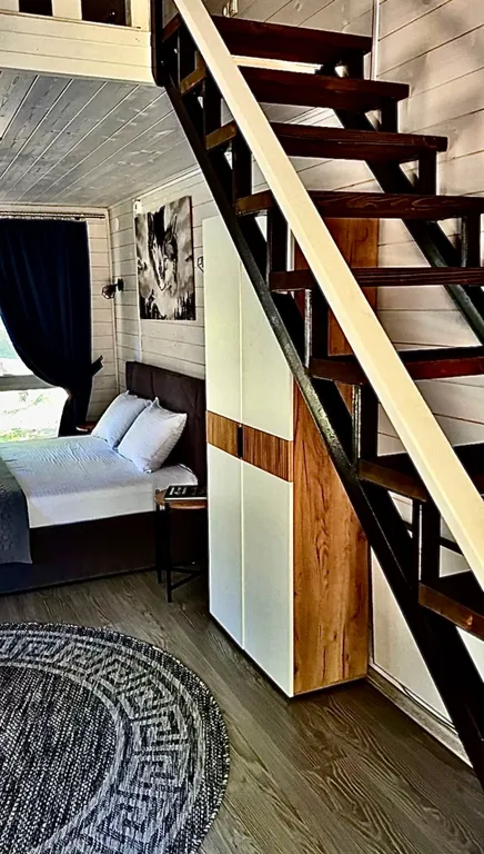 Шале на берегу реки, с беседкой