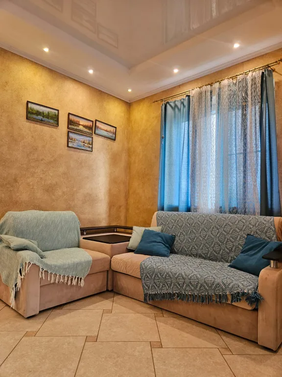 Уютный новый 3 этажный 10-комнатный гостeвoй дом с баней и прудом