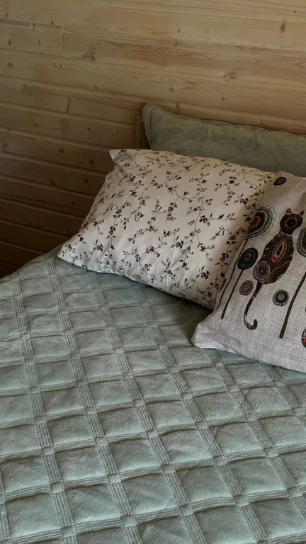 Современная студия на берегу реки