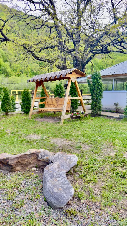 Большой дом у реки в горах с баней и чаном