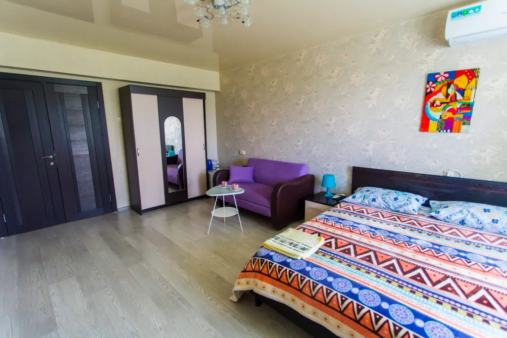 Двухместная комната с балконом и общим санузлом (White, Gold)