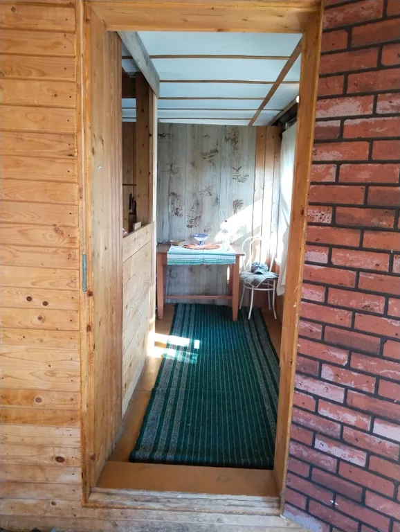 Деревенский домик на берегу озера