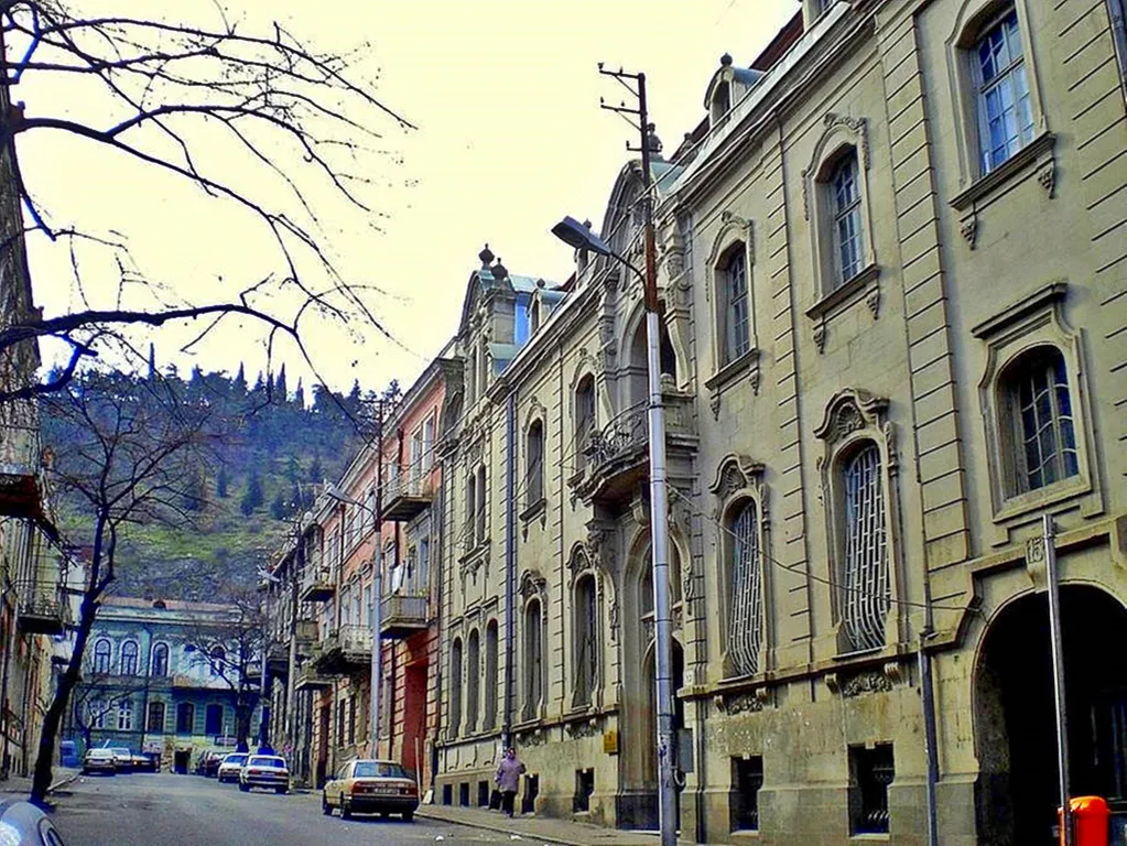 Двухуровневый апартамент с балконом в старом городе