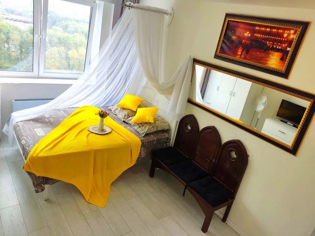 Квартира с балдахином натуральная мебель готика