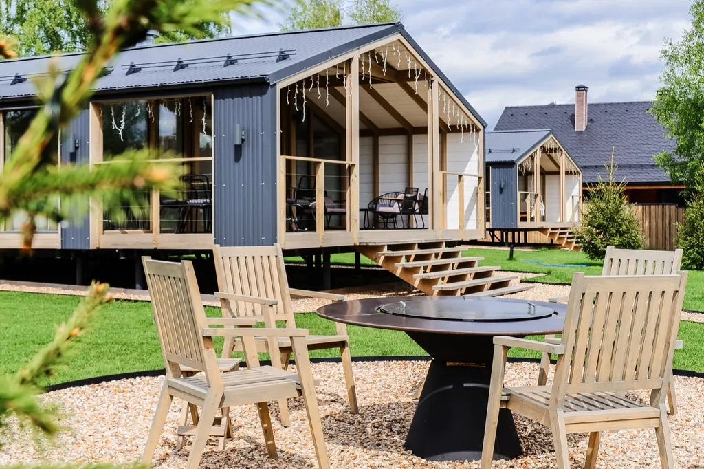 Черный дом на берегу водохранилища