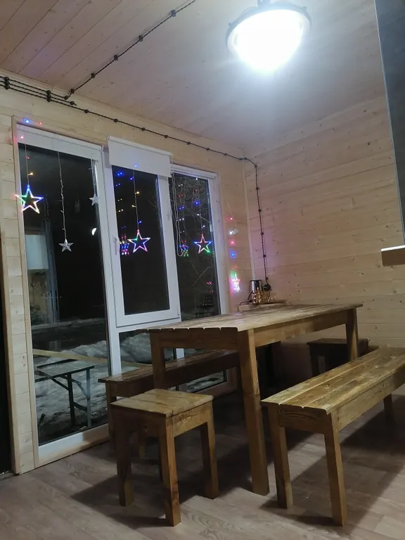 Барнхаус с видом из панорамных окон на красивый пейзаж Домбайских гор