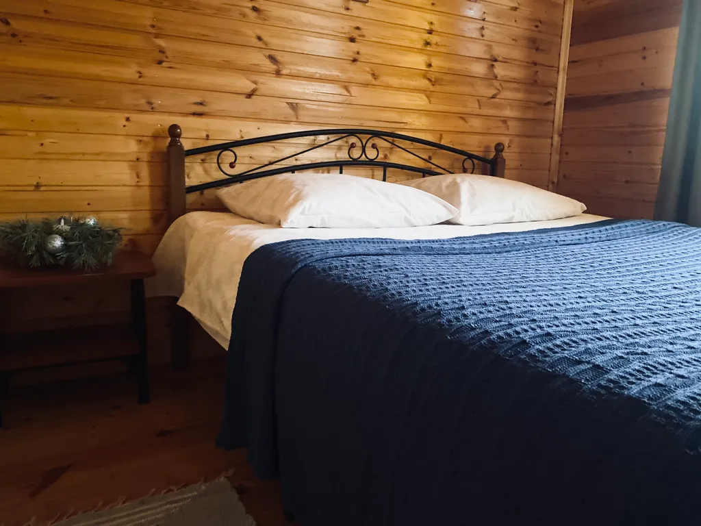 Берлога люкс, коттедж с банным чаном для отдыха с видом на лес и скалы