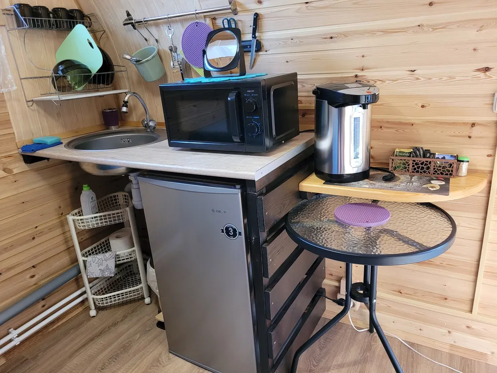 Арочный домик на краю леса с центральным входом