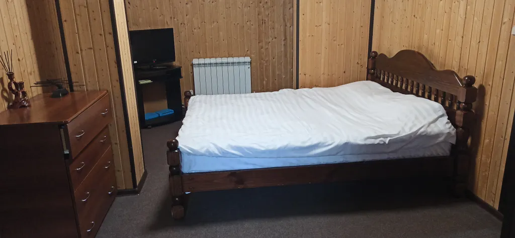 Дом с сауной, мангалом, три спальни, закрытая парковка.
 Новый год