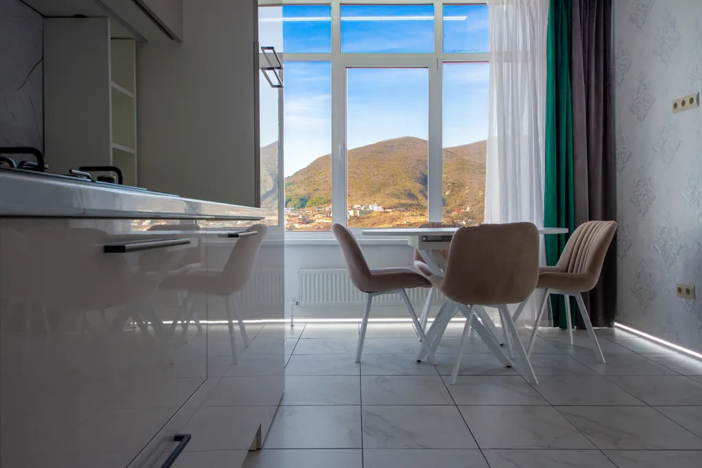 С красивым видом на горы и море