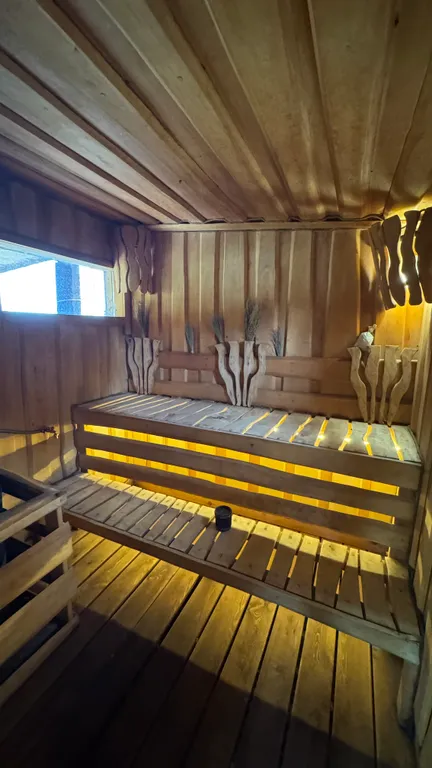 Дом на берегу реки с бассейном и видом