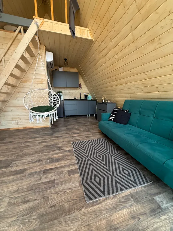 Уютный домик на берегу реки с горячим чаном