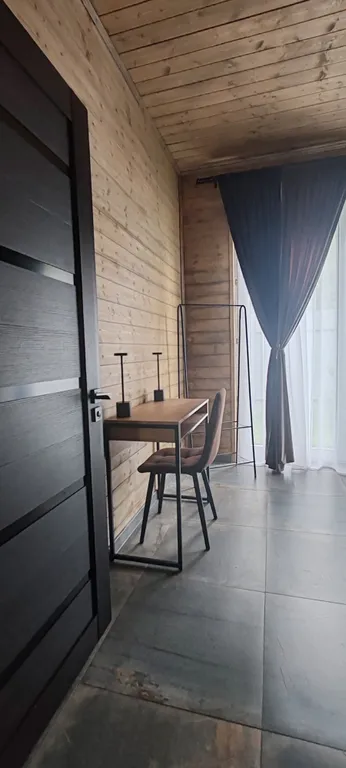 Дом в стиле барнхаус с японской купелью фурако на террасе