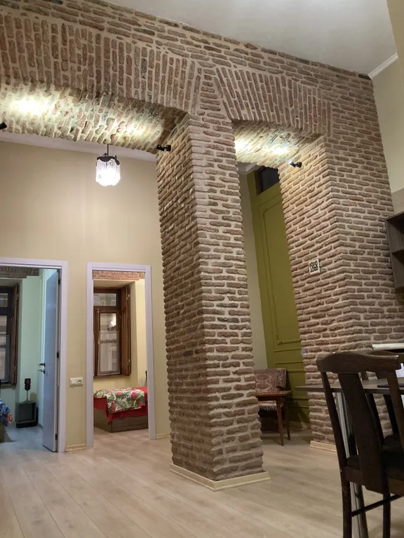 Апартаменты с двумя спальнями с историческим интерьером центр Тбилиси