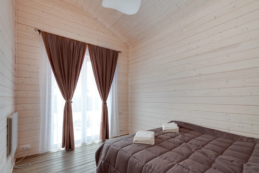 Уютный дом с панорамными окнами и видом на лес