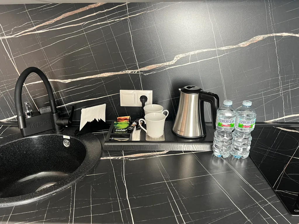 Номер с дизайнерским ремонтом и кухонной зоной