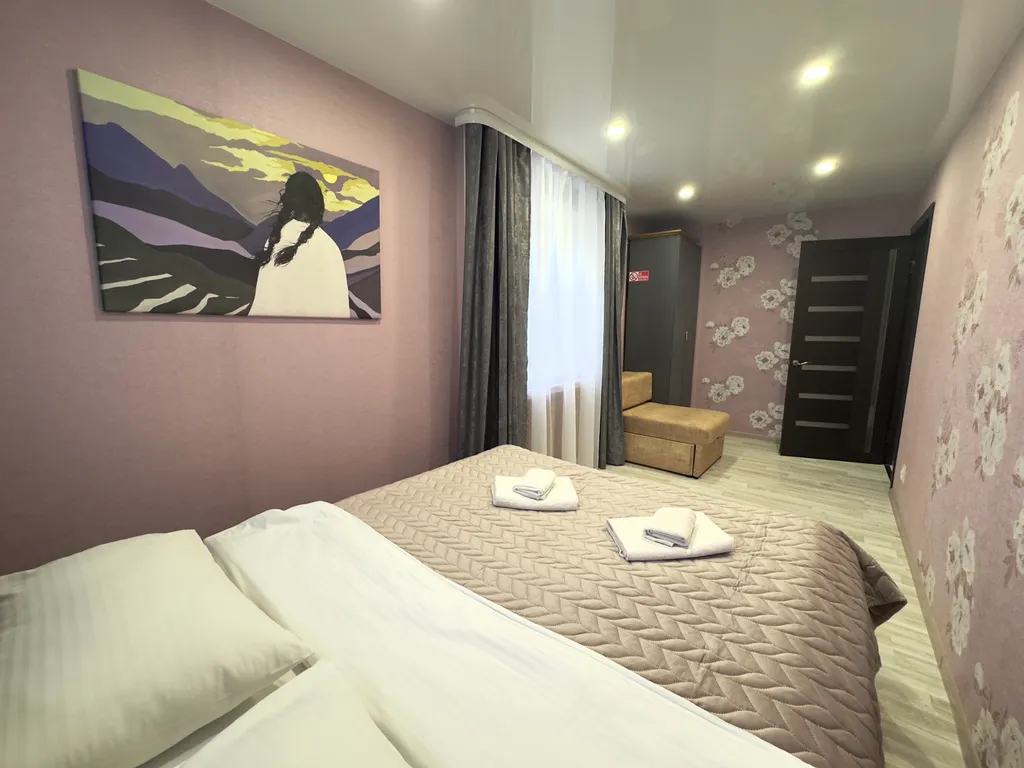 Двухкомнатная студия с красным диваном в центре города