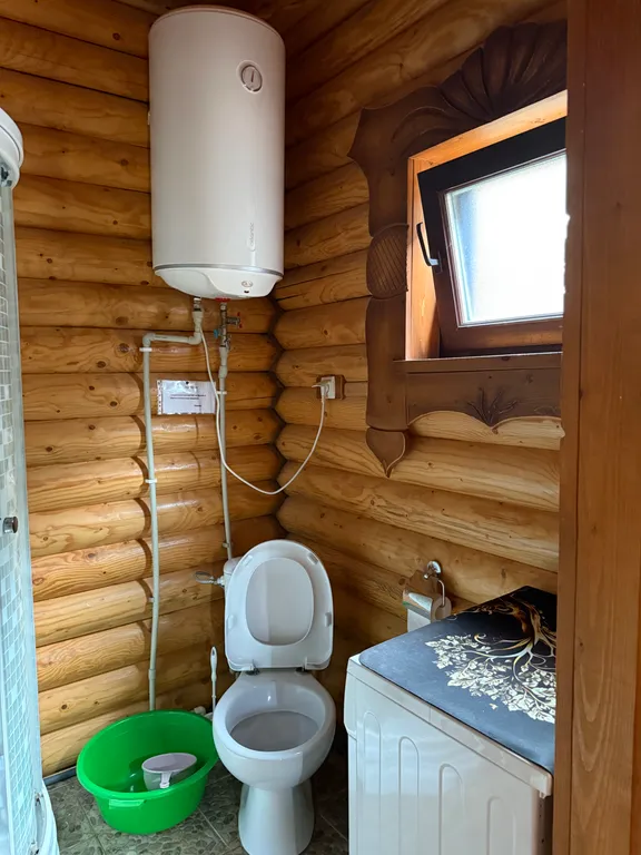 Деревянный домик возле моря