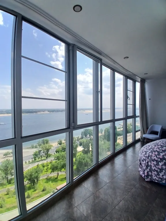 Жизнь с видом реку: огромная лоджия с панорамным остеклением в пол!