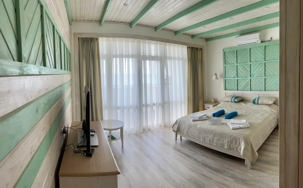 Дом с бассейном у моря