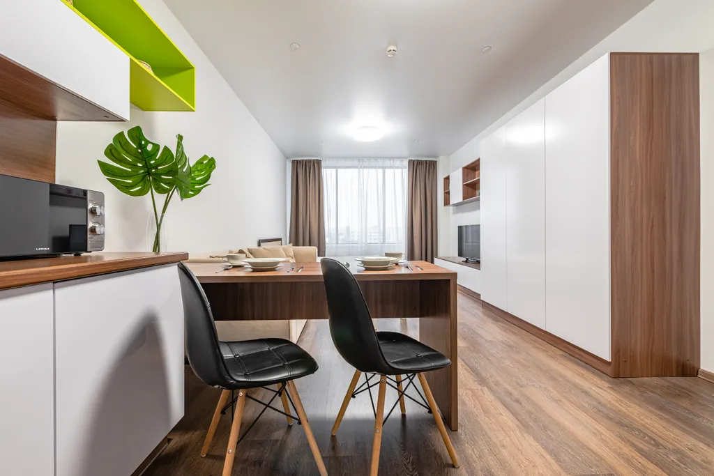 Светлая студия с кроватью и диваном