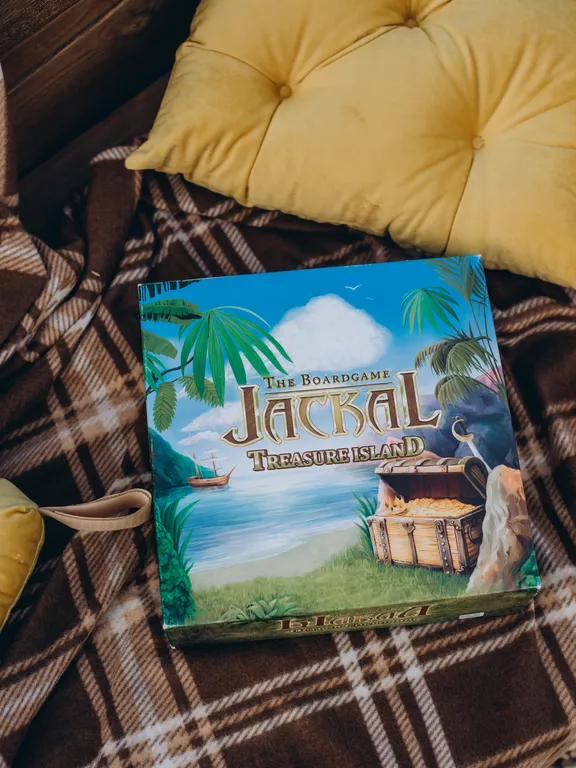 Уютный панорамный треугольный дом A-frame с видом и окружением леса