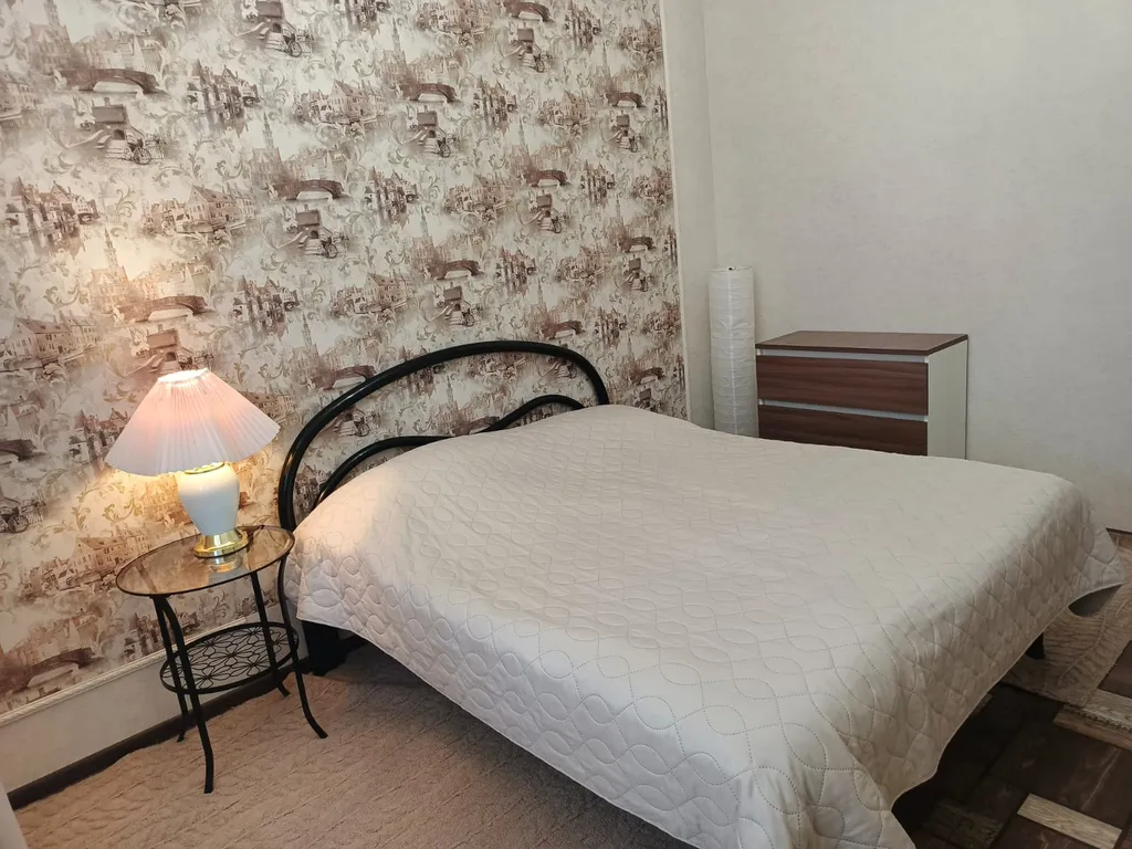 Квартира на банном, Родина