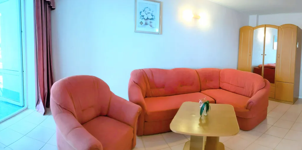 Семейный двухкомнатный номер с видом на море и большим балконом