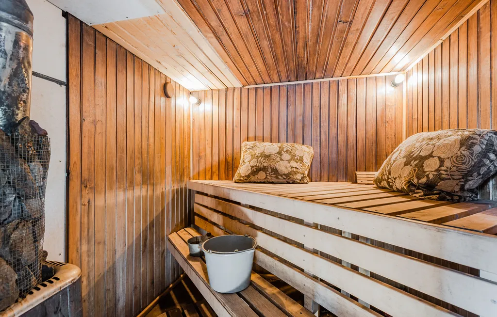 Коттедж с бассейном, баней и 5 спальнями