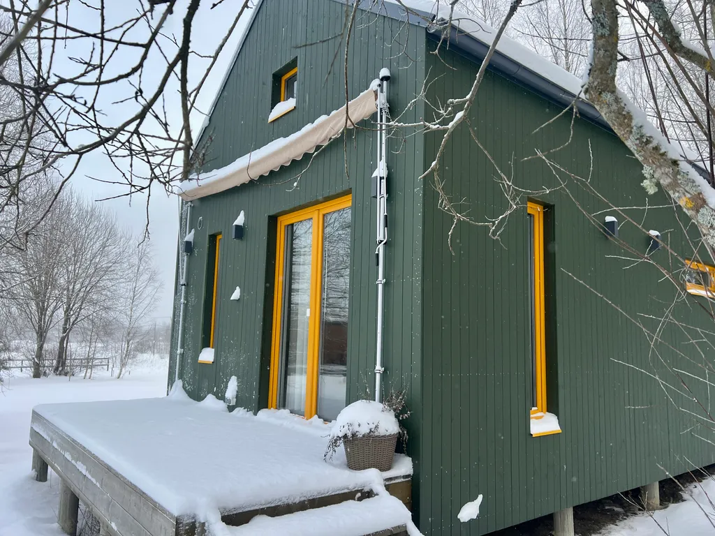 Зеленый домик в поле