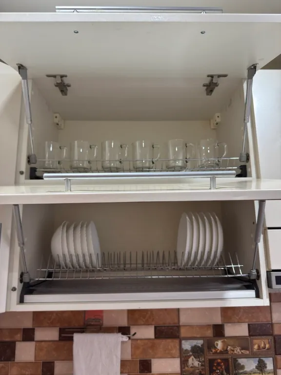 Двухкомнатная студия с красным диваном в центре города