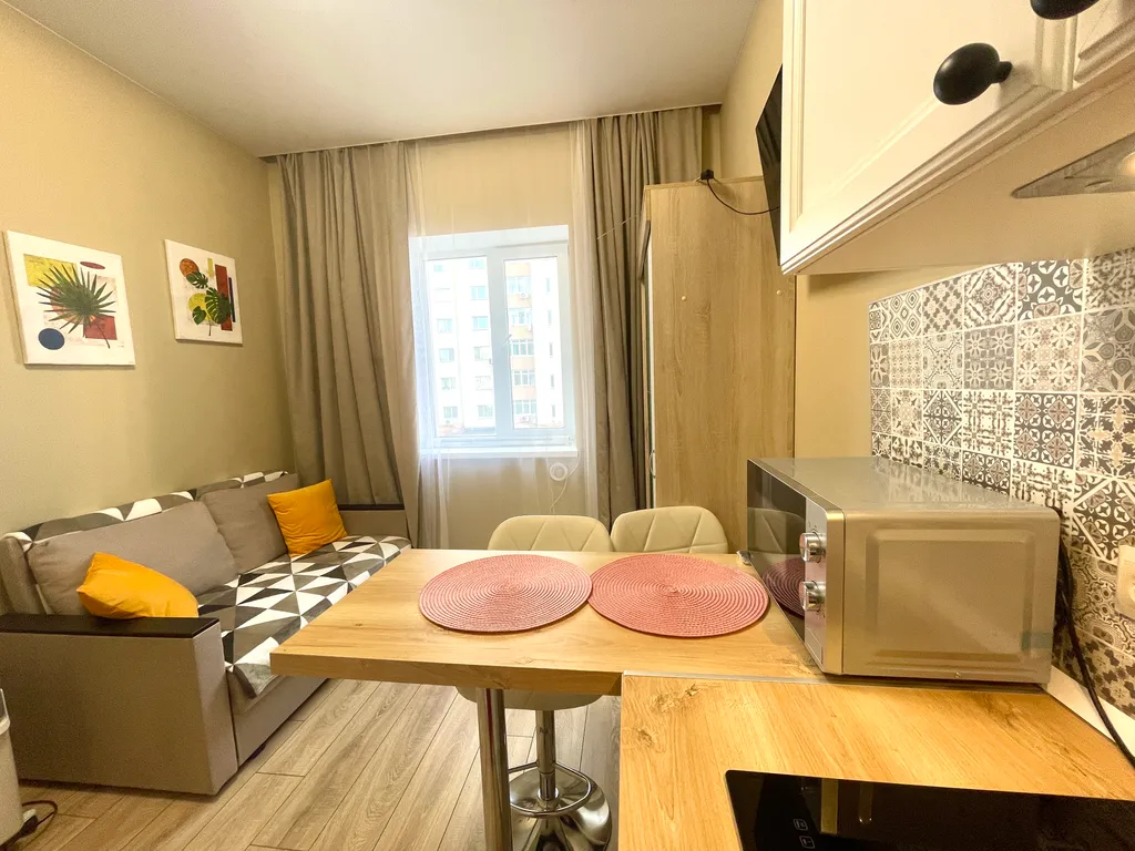 Студия после дизайнерского ремонта с видом на море