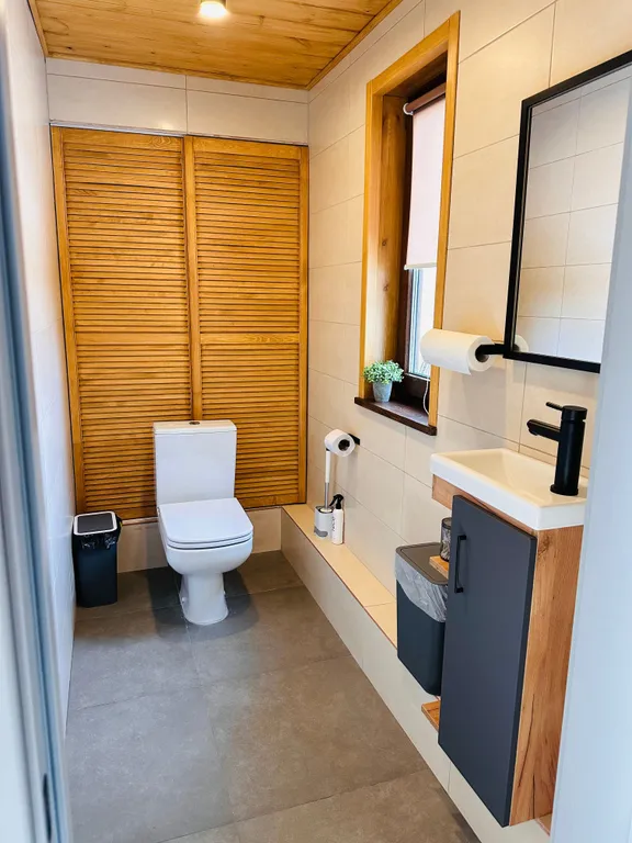 Дом с баней и банным чаном на краю соснового леса