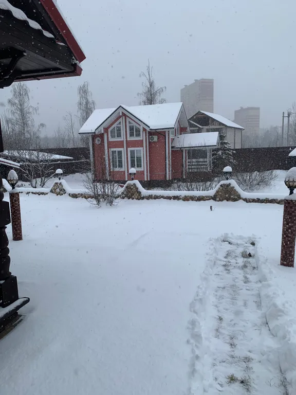 Уютный дом на пруду в черте города