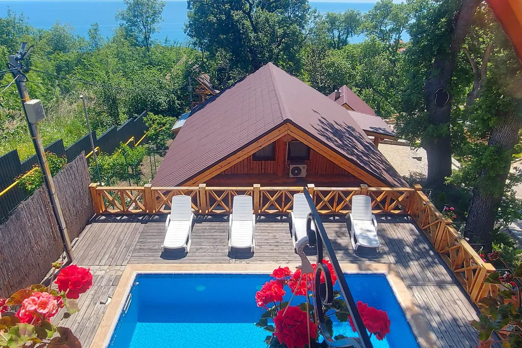 Дом - сруб с видом на море