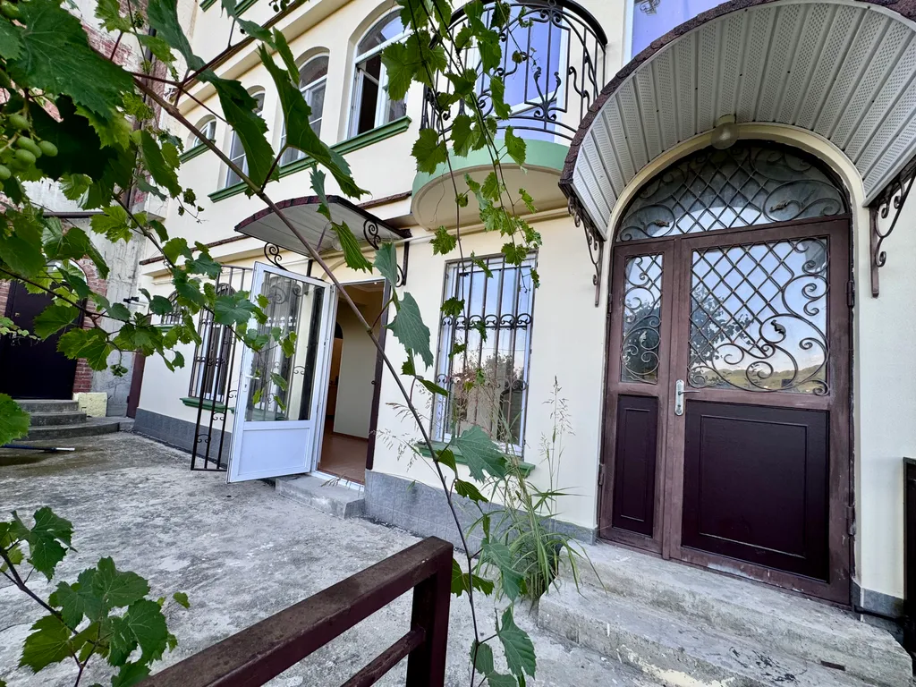 3-этажный дом с садом недалеко от моря