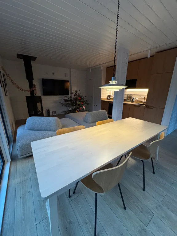 Дом в лесу рядом с озером