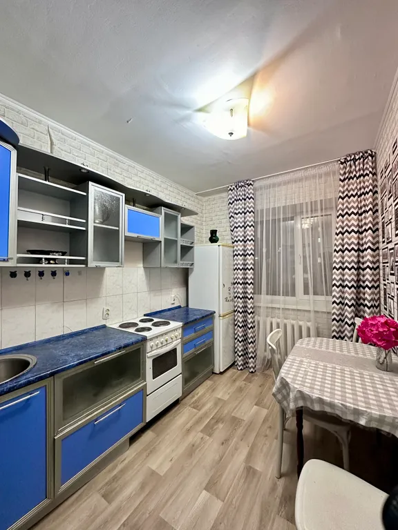 Просторная рядом с рекой и лесом