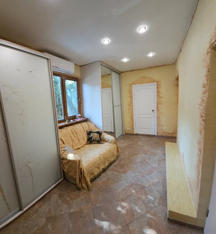 Дом в лесу с каминным деревом внутри