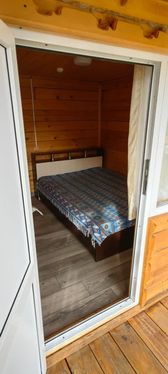 Двухместный домик с двухспальной кроватью и удобствами на территории