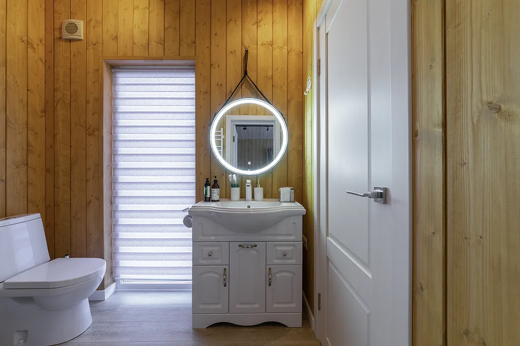 Уютный дом с панорамными окнами с выходом на террасу