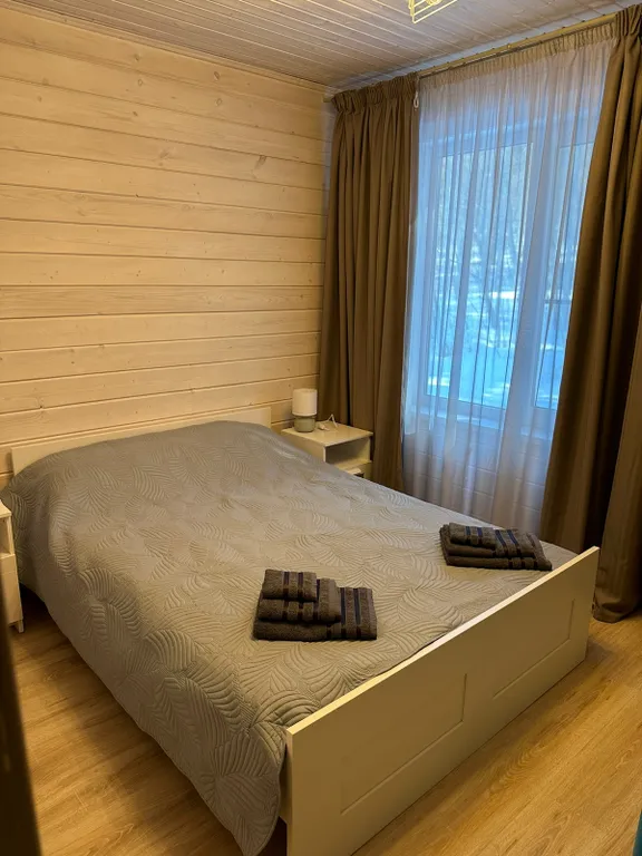 Уютный дом в лесу с видом на залив