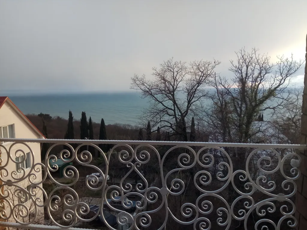 Комната в доме на пригорке с видом на море