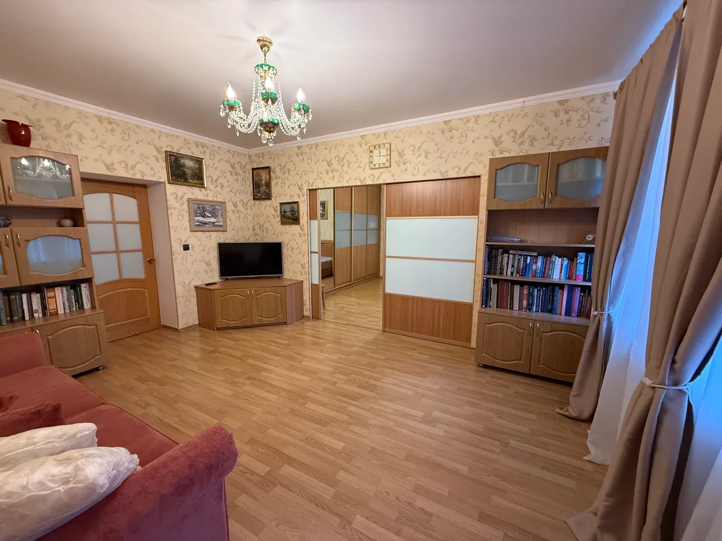 Комната с диваном двухспальным