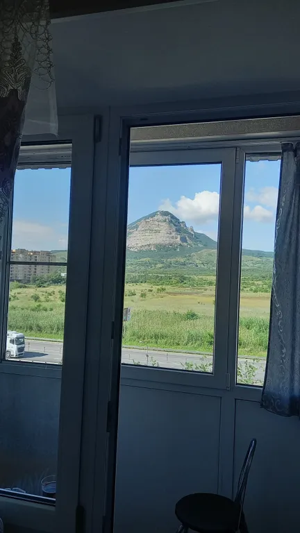 Уютная квартира в центре города с видом на гору Змейка