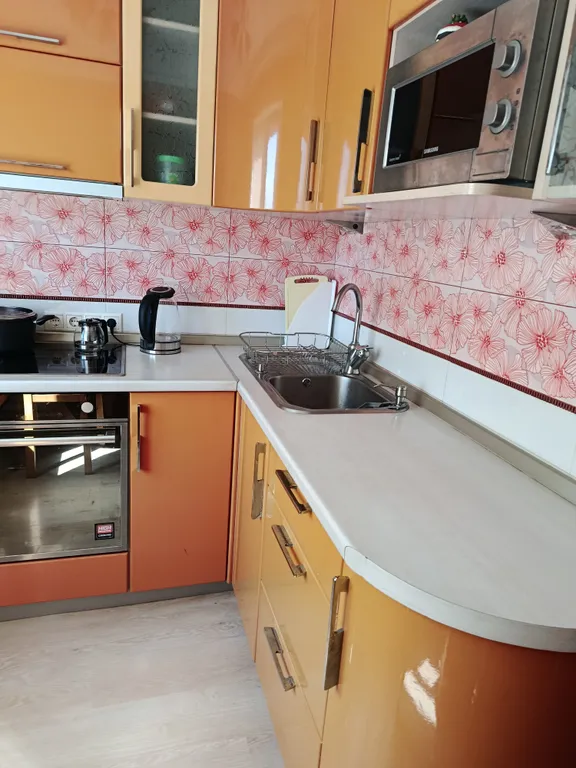 Чистая, уютная, трёхкомнатная квартира с евроремонтом и удобствами